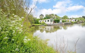 Fantastic Villa In Ooltgensplaat With Jetty